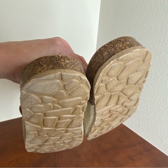 NWOT, Youth girls Sandals, Sparkle gold, size 3. - Picture 5 of 9